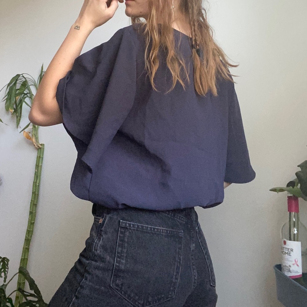 Woman’s blue flow top